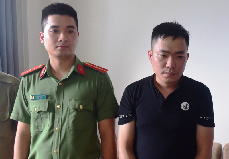 Đối tượng cầm đầu đường dây lừa đảo Lê Anh Tuấn (bìa phải).