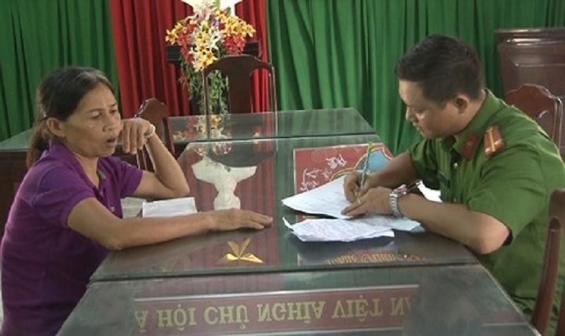 Đối tượng 'chặt chém' tiền du khách Lê Thị Én tại cơ quan công an