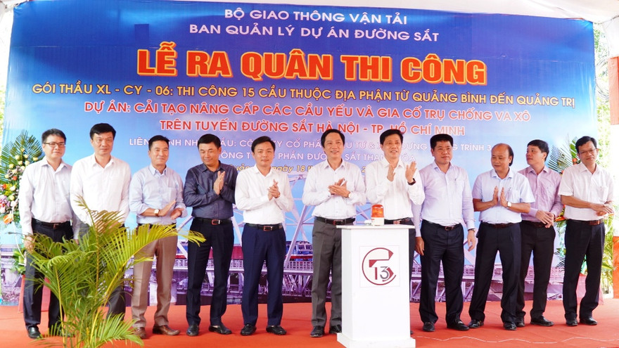 Bộ GTVT phối hợp các đơn vị liên quan tổ chức ra quân thi công Gói thầu XL- CY - 06 (thi công 15 cầu đường sắt Bắc - Nam đoạn Quảng Bình, Quảng Trị), thuộc các dự án đầu tư cải tạo, nâng cấp hạ tầng đường sắt Bắc - Nam.