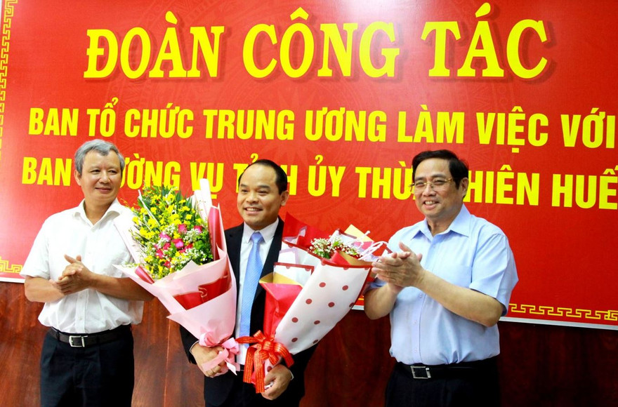 rưởng ban Tổ chức Trung ương Phạm Minh Chính và Bí thư Tỉnh ủy Thừa Thiên Huế Lê Trường Lưu chúc mừng đại tá Nguyễn Quốc Đoàn