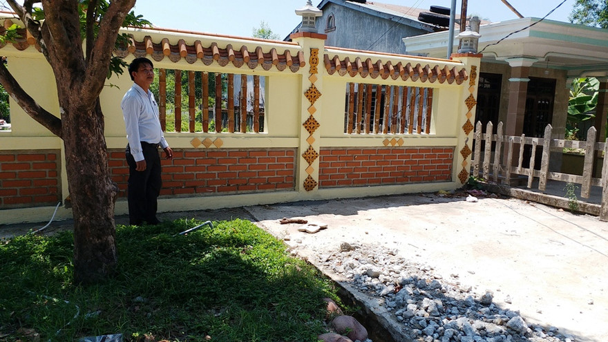 Điểm đấu nối đường quy hoạch là đất công do nhà nước quản lý với Tỉnh lộ 25 hiện bị ông chủ Lê Ngọc Thiện cho xây tường rào bít kín lối vào, biến đất công thành "đất ông"