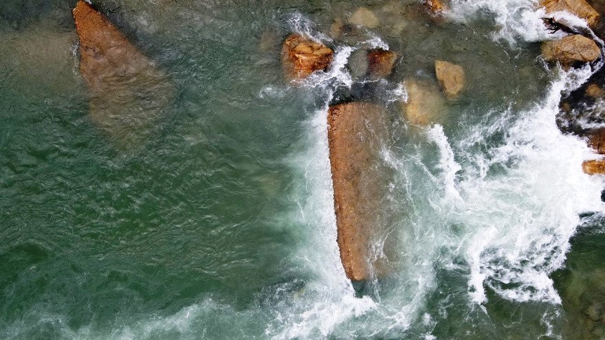 Các khối bê tông rất lớn nằm dưới khe suối Rào Trăng được nghi ngờ là nơi vùi lấp các nạn nhân mất tích.