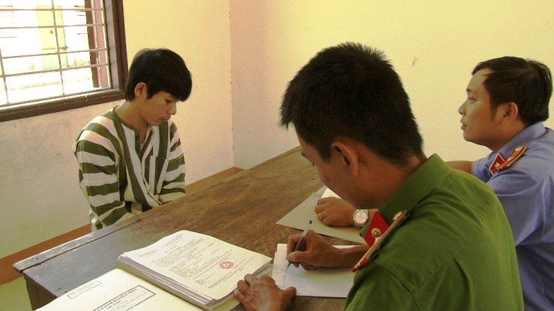 Trần Anh Khoa tại cơ quan công an