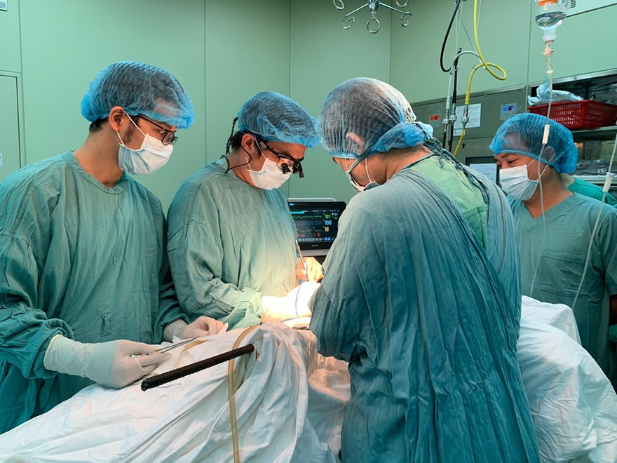 Phẫu thuật lấy thanh sắt ra khỏi cơ thể công nhân bị dị vật đâm xuyên người.(ảnh: danviet.vn)