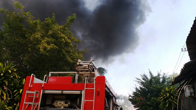 Do thời tiết có nắng và gió nhẹ, vùng cháy rộng, vật liệu nhựa dễ dẫn cháy, lửa bốc cao dữ dội, nên lực lượng chữa cháy gặp rất nhiều khó khăn trong việc tiếp cận hiện trường và khống chế hỏa hoạn