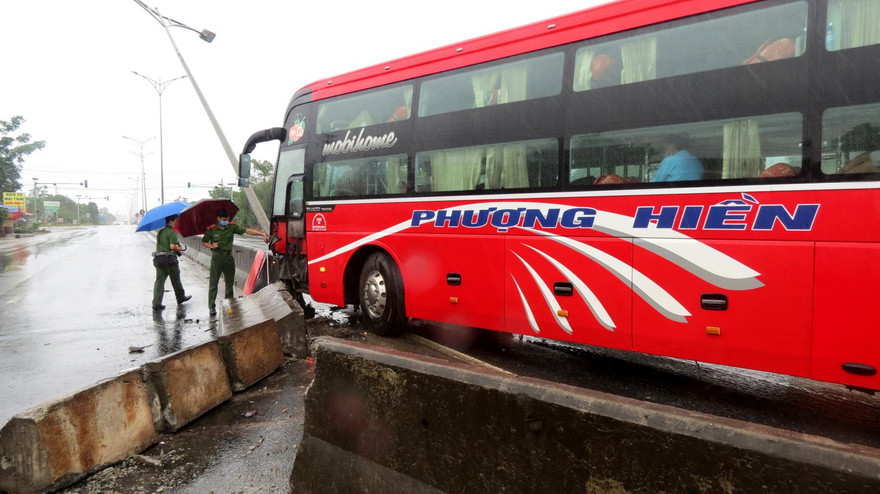 Khối bê tông dải phân cách Quốc lộ 1 bị xe khách "cắt lìa" gây nên tai nạn giao thông liên hoàn. Ảnh: Phong Anh