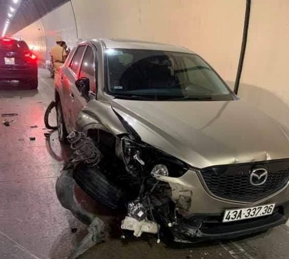 Một phương tiện bị hư hỏng nặng do Dương điều khiển xe con vượt ẩu trong hầm Hải Vân gây nên (ảnh CAND)