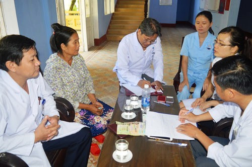 Nữ hộ lý Mai (người mang áo xanh nhạt bên phải) nhiều lần không tham của rơi