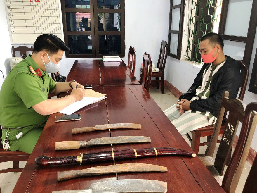 Hung thủ Nguyễn Trọng Tấn tại cơ quan công an.