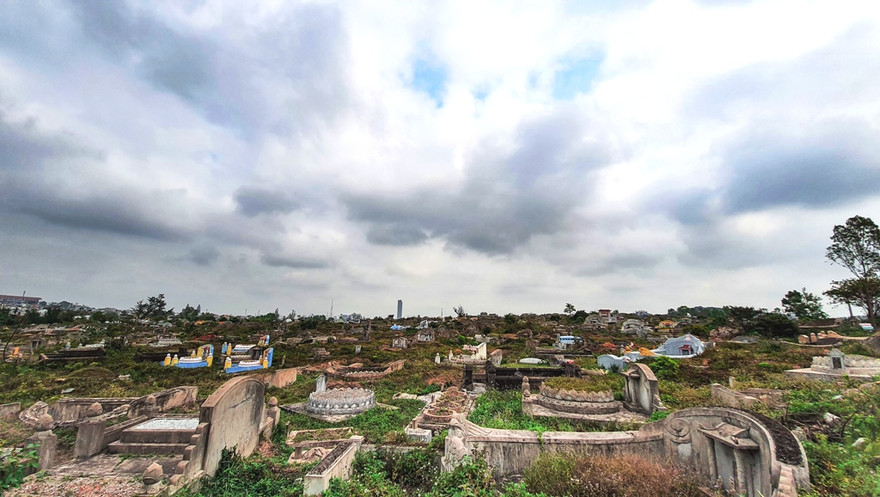 Ven đường Ngự Bình (phường An Cựu, TP Huế) dày đặc mồ mả được chôn cất từ hàng chục, thậm chí cả 100 năm trở lại đây.