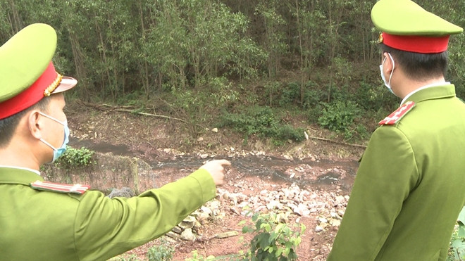 Dòng nước thải đen ngòm xả thẳng ra môi trường từ trang trại chăn nuôi của Cty Trí Dũng.