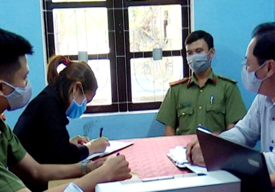 Thanh tra Sở TT-TT tỉnh TT-Huế, cơ quan công an phối hợp làm việc, lập biên bản vi phạm đối với chị Đ.T.H.