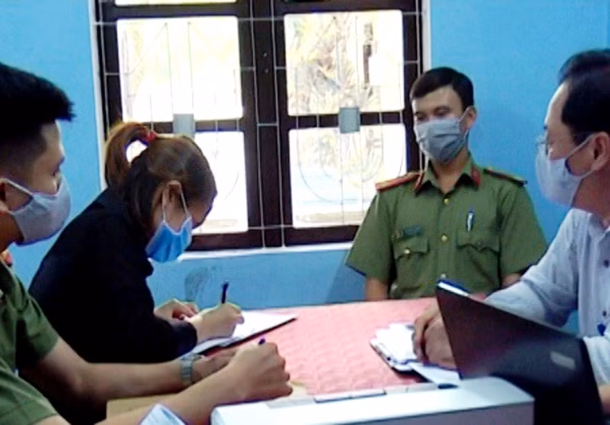 Thanh tra Sở TT-TT tỉnh TT-Huế, cơ quan công an phối hợp làm việc, lập biên bản vi phạm đối với chị Đ.T.H.
