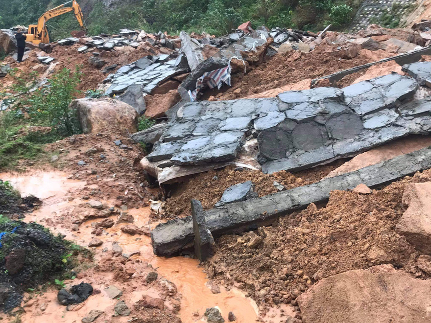 Hệ thống dầm, mái taluy dương chống sạt lở trên đường vào khu du lịch Laguna là công trình tiếp theo thuộc quản lý của Ban Quản lý KKTCN tỉnh TT-Huế bị hư hỏng, tan nát, sau công trình dự án đường đi bộ trị giá hơn 170 tỷ tại Lăng Cô.