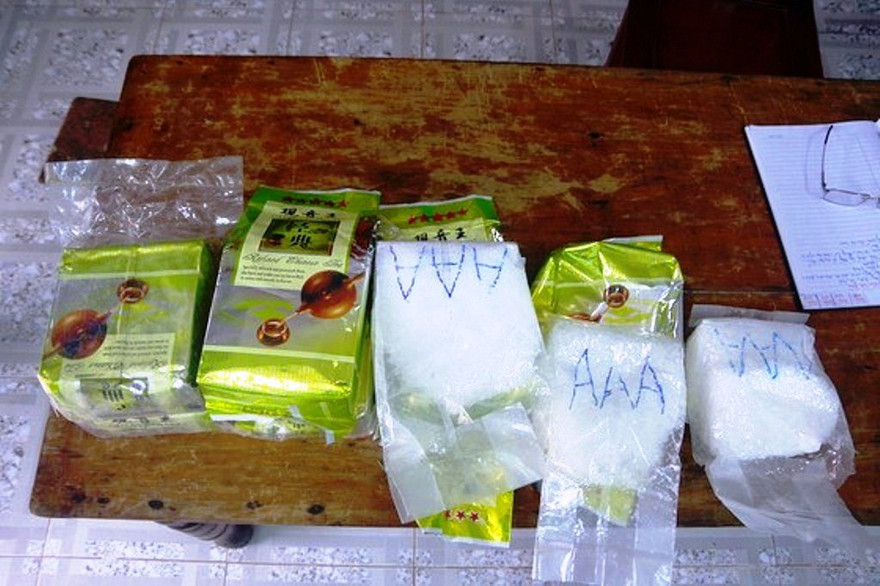 Các gói chất lạ nghi chứa ma túy đá có mẫu mã, màu sắc như gói trà