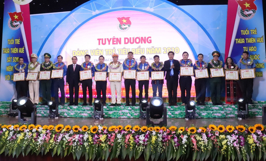 Những đảng viên trẻ xuất sắc được tuyên dương.