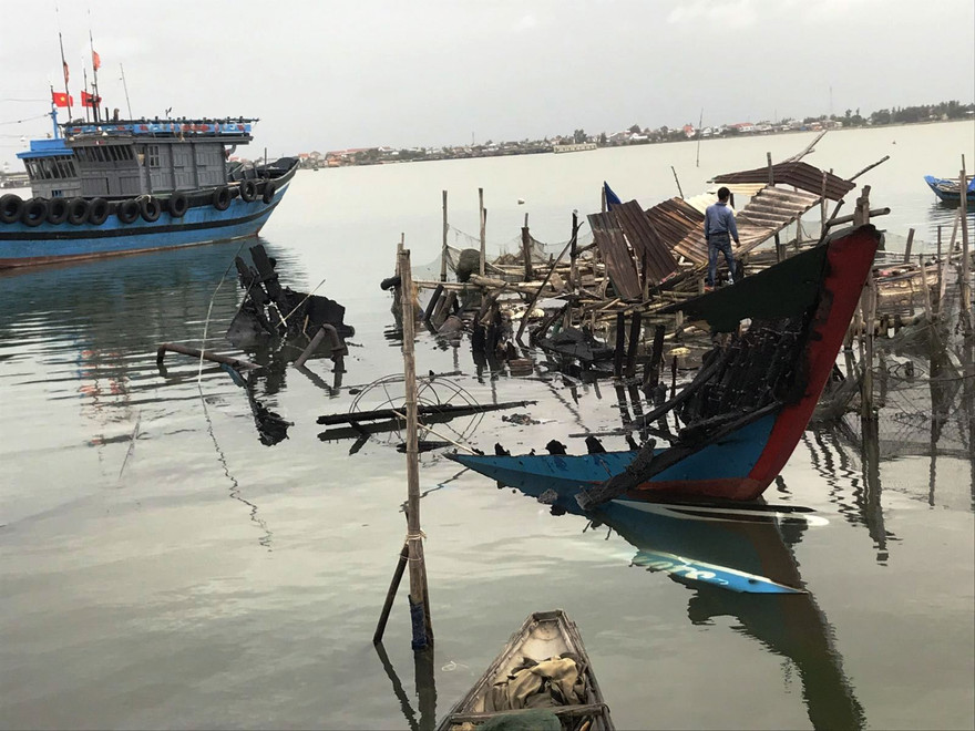 Hiện trường chiếc tàu cá bị cháy rụi lúc rạng sáng rồi chìm trong nước. (Ảnh: Nguyên Hà)