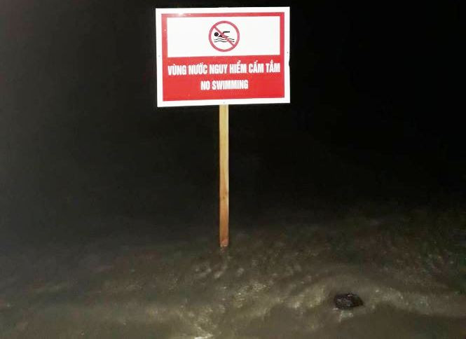 Vùng biển nơi Sinh dũng cảm lao ra cứu người là vị trí nguy hiểm, cấm tắm