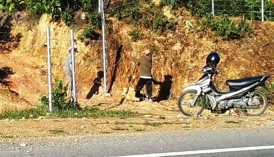 Người dân ngang nhiên phá hoại hàng rào bảo vệ cao tốc ngay giữa ban ngày