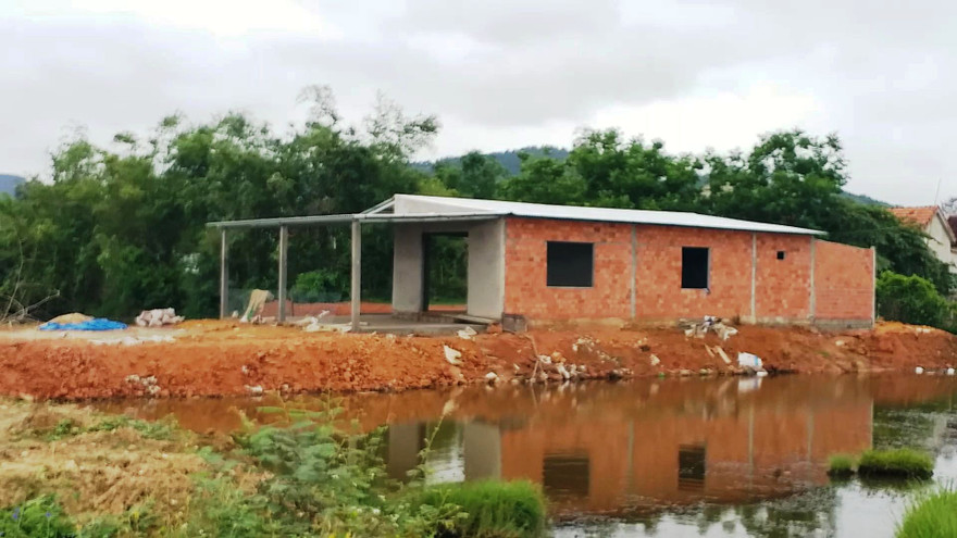 Nhà cửa kiên cố, bề thế xây trên đất nền hình thành trái phép tại khu vực mặt nước nuôi trồng thủy sản ỏ Lộc Trì, Phú Lộc.