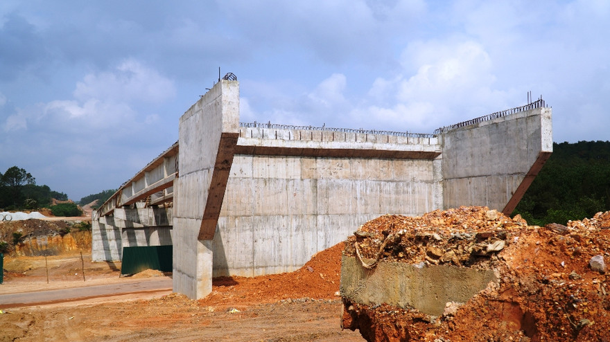 Dự án cao tốc đoạn Cam Lộ - La Sơn bị ảnh hưởng tiến độ không chỉ do thiên tai, dịch bệnh dồn dập mà còn vì thiếu nguồn vật liệu đắp nền đường và công tác giải phóng mặt bằng bị vướng kéo dài.
