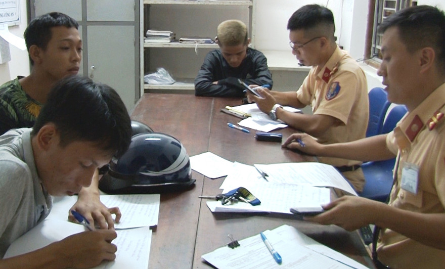 Các "quái xế" đi bão gây nguy hiểm cho giao thông đô thị tuổi còn rất trẻ, có nhiều người chủ đủ tuổi lái xe mô tô, xe phân khối lớn