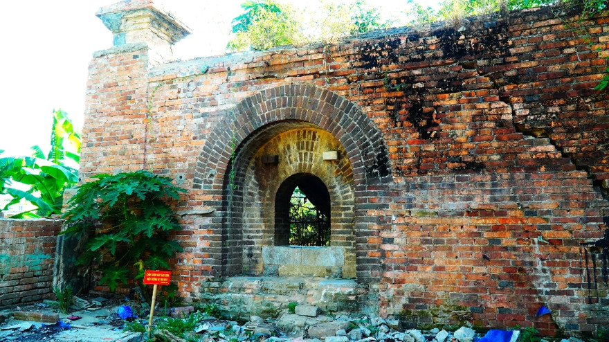 Chiếc cổng nhỏ này từng là nơi dùng đặt đại bác phòng thủ thời nhà Nguyễn.