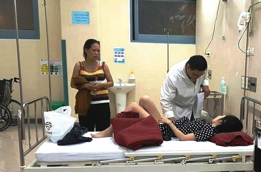 Bệnh nhân nhập viện cấp cứu điều trị sau khi dự một tiệc cưới (ảnh danviet.vn)