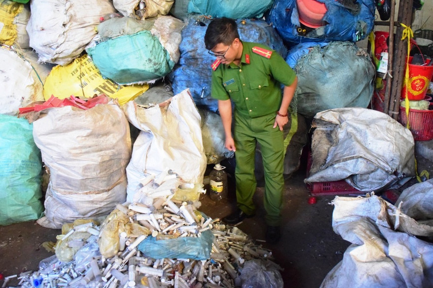 Một lượng lớn rác thải y tế, bơm kim tiêm, ống nghiệm còn dính máu được phát hiện tại cơ sở kinh doanh phế liệu.