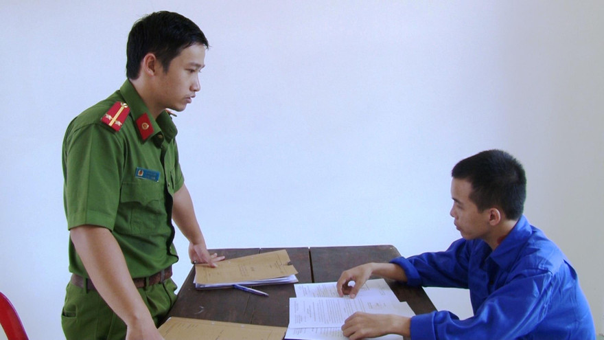 Nghi phạm lừa tình, đoạt tiền Võ Trọng Nghĩa (bìa phải)