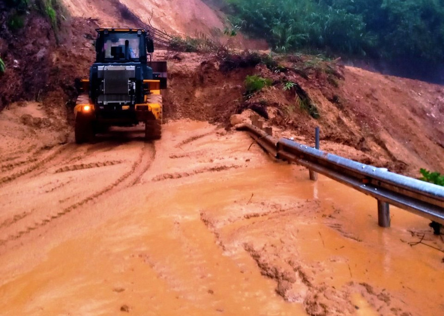 Hơn 2.000m3 đất đá đổ tràn xuống Quốc lộ 49 đoạn qua huyện miền núi A Lưới gây chia cắt giao thông đi lại.