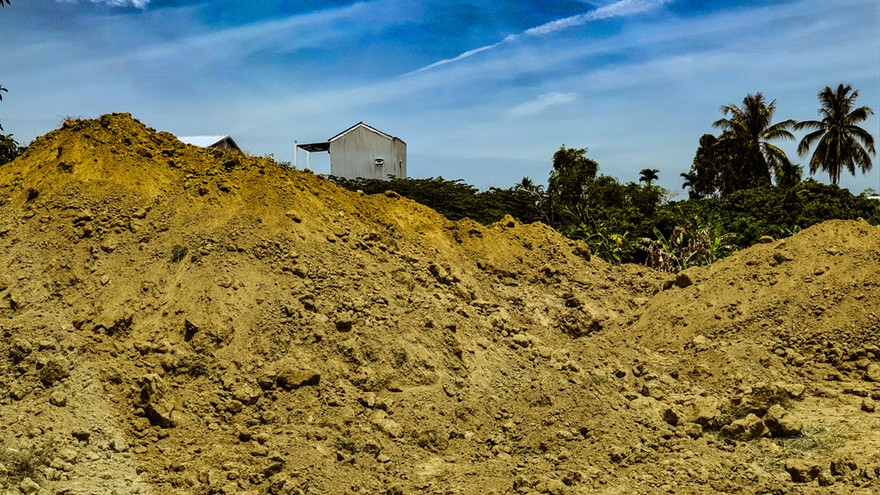 Ven đường Nguyễn Lộ Trạch (phường Xuân Phú, TP Huế), đất lậu chất cao như núi che khuất trường mầm non và những nhà cao tầng phía sau.