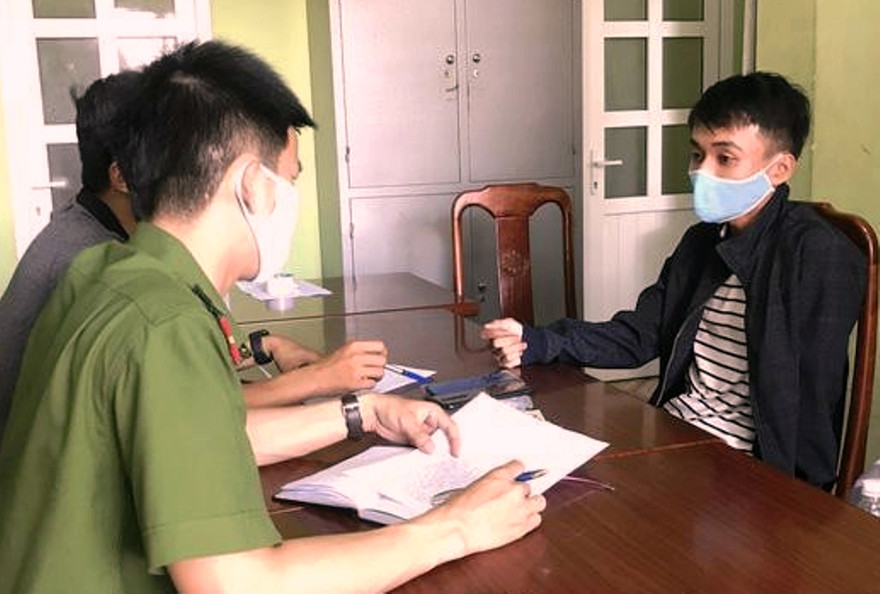 Đối tượng Nguyễn Ngọc Thiện tại cơ quan công an. Ảnh: baothuathienhue.vn