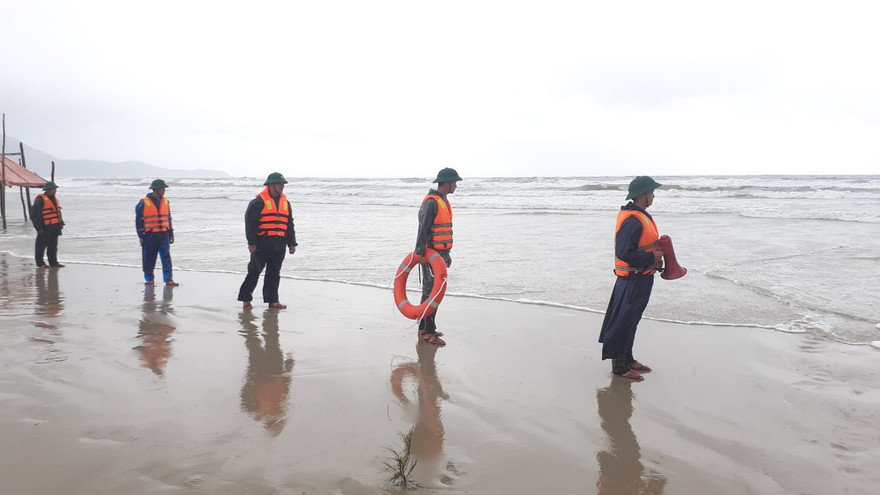 Lực lượng Biên phòng TT-Huế triển khai ứng cứu các thuyền viên gặp nạn trên biển.