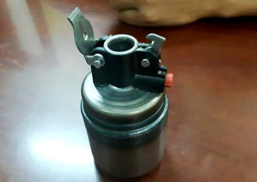 Vật giống mìn thực chất là một bình hơi nhỏ trong đựng pháo giấy.