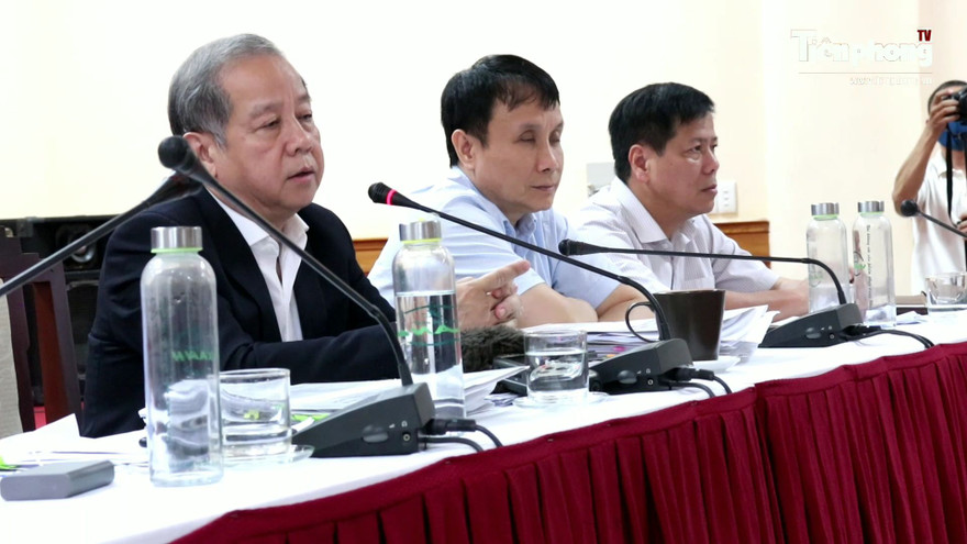 Tại buổi họp báo, ông Phan Ngọc Thọ (bìa trái), Chủ tịch UBND tỉnh Thừa Thiên Huế cho biết, tỉnh này đã kịp thời cách ly 12 hành khách đi cùng chuyến bay với nữ bệnh nhân thứ 17 nhiễm Covid-19.