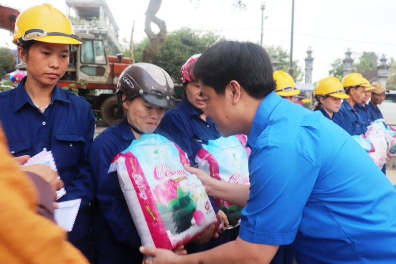 Ấm áp ân tình chiều cuối năm đầy lo toan, tất bật