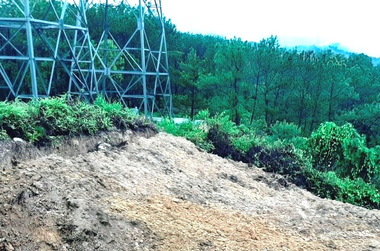 Truyền tải Điện TT-Huế đã tiếp thu ý kiến phản ánh của báo Tiền Phong, khẩn trương cho khắc phục, hoàn thổ điểm đào bới trái phép do dân gây nên để làm nơi chôn cất người chết trước đó.