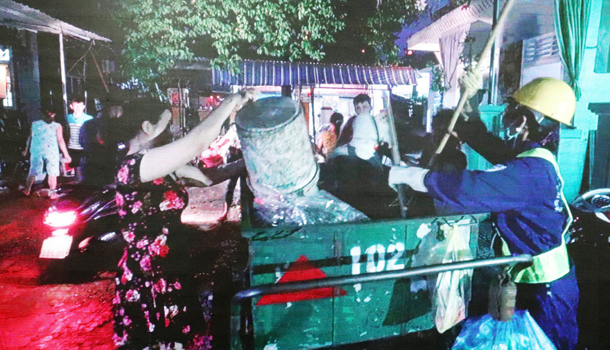 Công việc cực nhọc của nữ công nhân môi trường