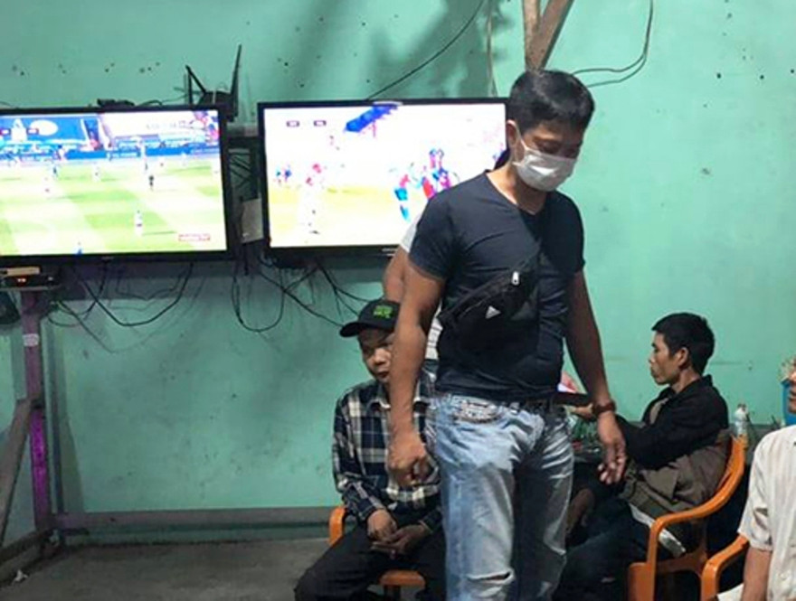 Tụ điểm đánh bạc quy mô lớn do Tiến tổ chức núp dưới hình thức quán cà phê phục vụ bóng đá.