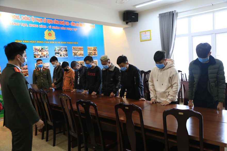 Nhóm đối tượng phạm pháp nằm trong chuyên án “Đấu tranh với nhóm đối tượng có hành vi sử dụng mạng Internet để thực hiện hoạt động lừa đảo chiếm đoạt tài sản và đánh bạc, tổ chức đánh bạc” vừa bị Công an TT-Huế bóc gỡ.