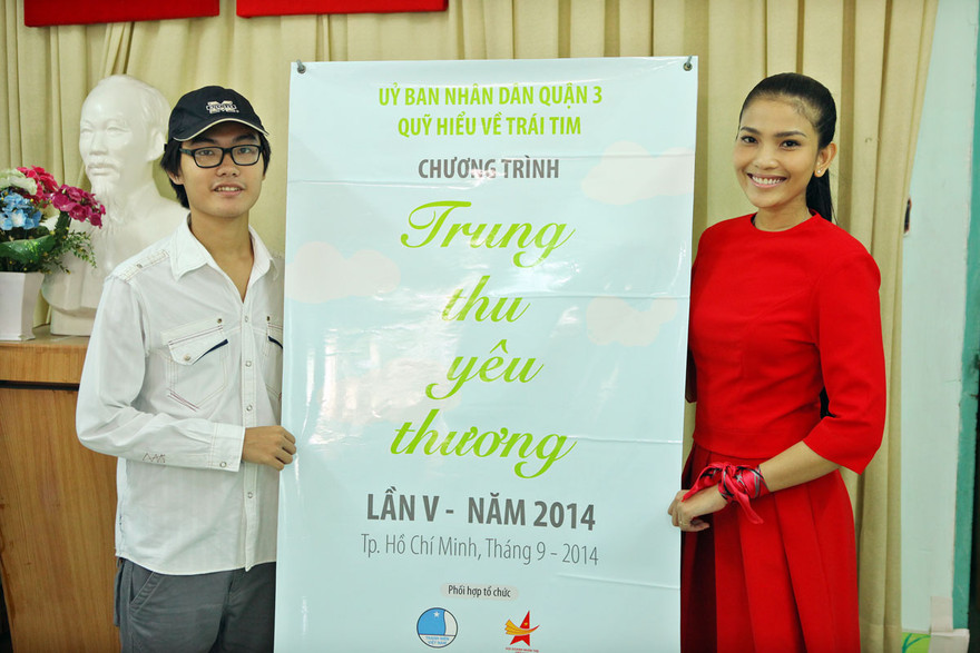 Trương Thị May cùng em trai đi làm từ thiện.