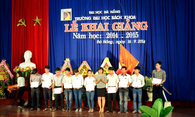 Trao học bổng cho tân sinh viên khuyết tật, khó khăn học giỏi 