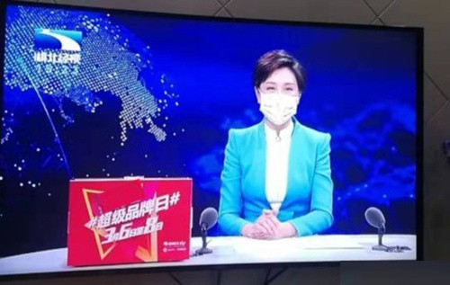 Người dẫn chương trình, phóng viên của đài Hồ Bắc đeo khẩu trang y tế trong các bản tin.