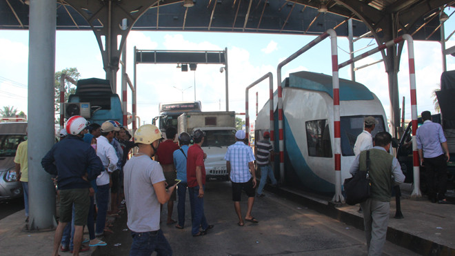 Ô tô đỗ chặn đường vào ngày 5/10