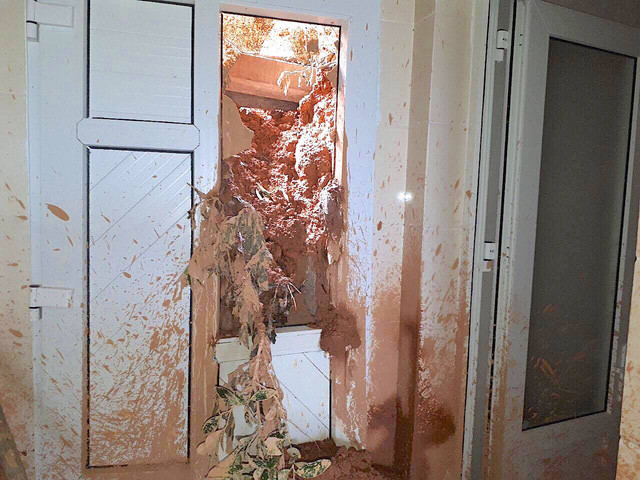 Hãi hùng đất đá sạt lở tràn vào vùi lấp nhà dân ở Nghệ An