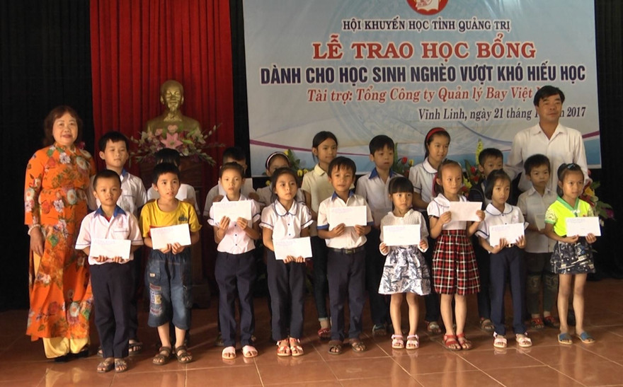 Quảng Trị: Tặng quà các gia đình bị thiệt hại do bão lũ