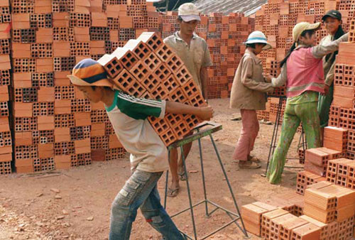 Nhiều trẻ em phải làm những công việc nguy hiểm