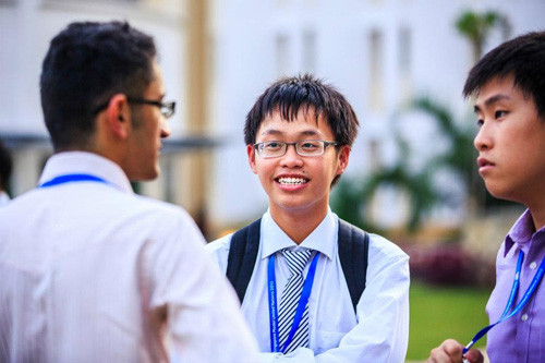 Trần Đăng Huy (giữa) tại hội thảo Singapore Model United Nations năm 2013.