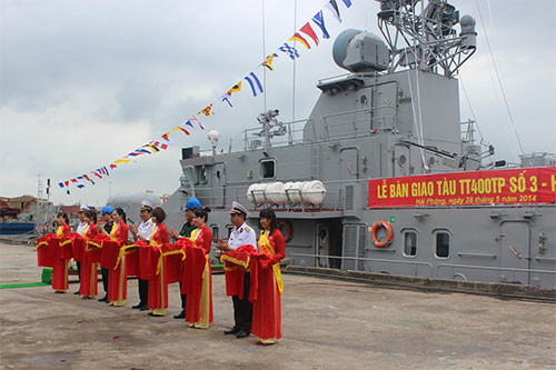 Lễ cắt băng khánh thành bàn giao tàu pháo.